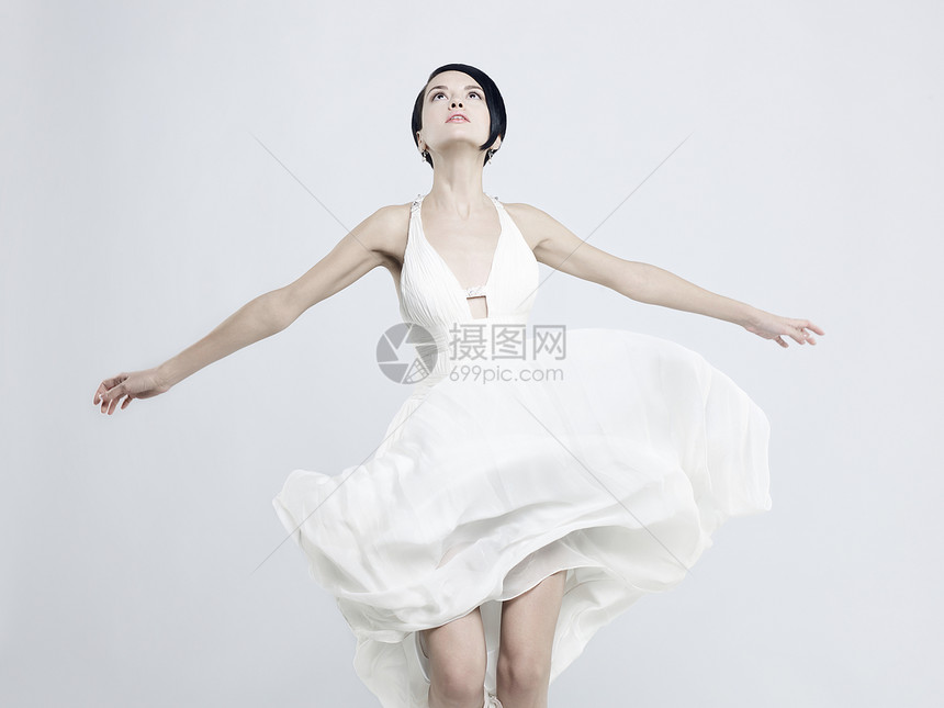 时尚的照片,美丽的年轻女士穿着滚滚的白色连衣裙图片
