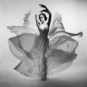 艺术时尚工作室照片美丽优雅的女人吹衣服会飞的裙子自由流动服装的时尚风格背景图片
