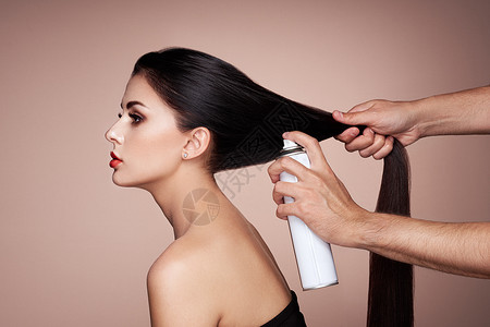 理发师造型女士的头发美丽的年轻女人理发的肖像关心光滑的长发背景图片