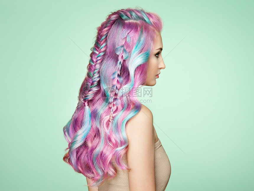 美丽的时尚模特女孩,五颜六色的染发发型完美的女孩完美健康染发的模特彩虹发型图片
