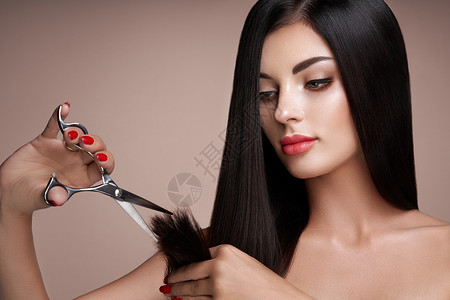 个年轻的女人剪头发黑发模特发廊,发型师护理美容美发产品完美的化妆图片