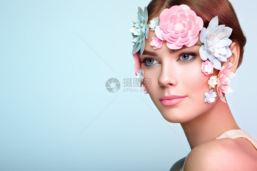 用花装饰的美丽女人的脸完美的妆容美丽时尚模特女人面完美的皮肤纸花图片