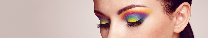 女性眼睛用彩虹化妆长长的睫毛,生动的五颜六色的眼影美丽,图片