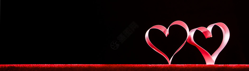 两个红色丝带心黑色背景与的文本,情人节红色丝带的心黑色图片