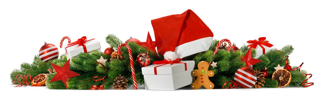 圣诞贺卡创意与绿色冷杉树,礼物,红色圣诞老人帽子,装饰球鲍布尔斯,松果,糖果罐姜饼饼干工作室隔离白色背景圣诞贺卡快乐背景图片