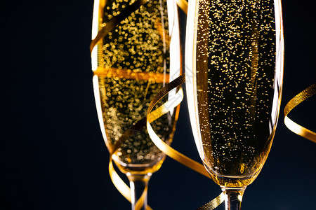 深蓝色背景下的两杯香槟丝带,新年快乐,浪漫,晚上,约会,情人节两杯香槟图片