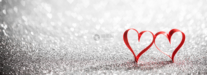 两颗红色丝带的心闪光的背景与的文本,情人节的红色丝带的心木头上图片
