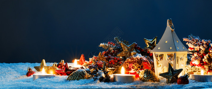 圣诞节成的灯笼,五颜六色的装饰品,球,星星,蜡烛冷杉树枝雪上雪上的圣诞作文图片