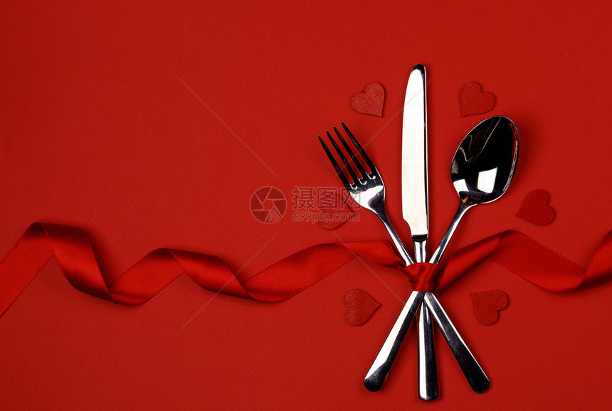 餐具套系丝带心红色背景情人节晚餐餐具心图片