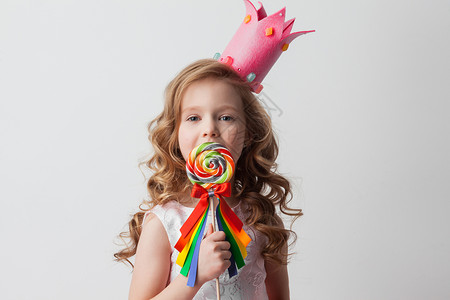 美丽的糖果公主女孩皇冠上着大棒棒糖微笑戴皇冠的女孩着棒棒糖图片