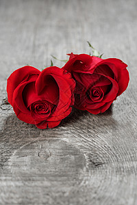 红玫瑰的心木制背景情人节红玫瑰的心图片