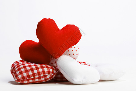 纺织红心隔离白色背景上白色的纺织心脏图片