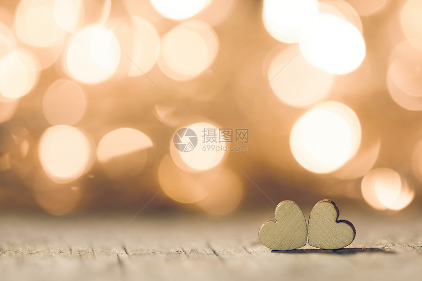 两颗手工制作的木心美丽的金色波克背景上复古风格爱情人节的两颗心博凯的背景下图片
