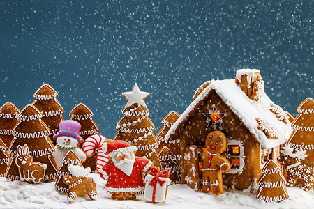 圣诞姜饼屋姜饼屋圣诞树圣诞老人礼物饼干寒假庆祝姜饼屋树背景