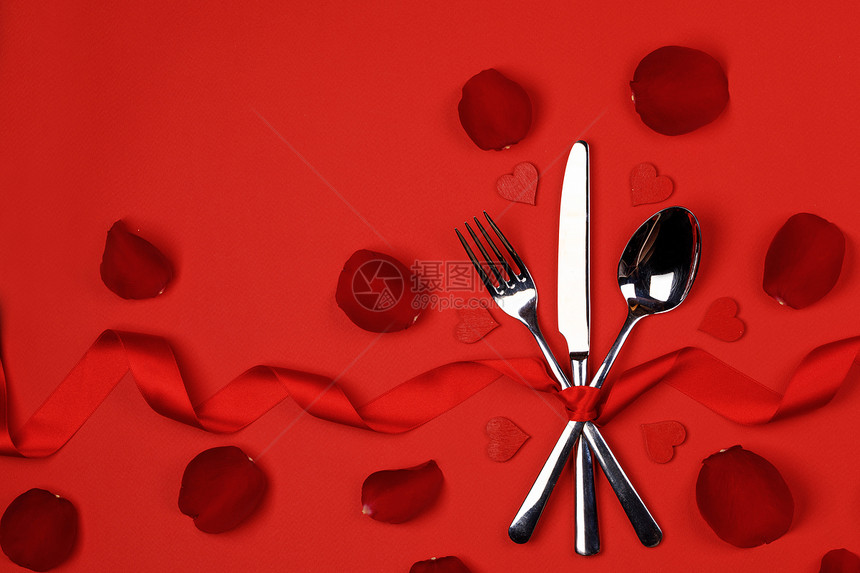餐具套系丝带玫瑰花瓣心红色背景情人节晚餐餐具套玫瑰花瓣心图片