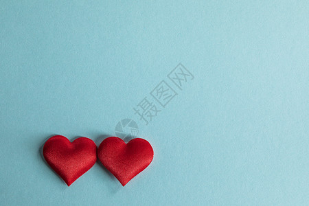 情人节两颗红丝心蓝纸背景上,爱的情人节的心蓝色背景图片