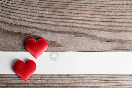 情人节,两颗红丝心白纸木制背景上,爱的情人节的心木头上图片
