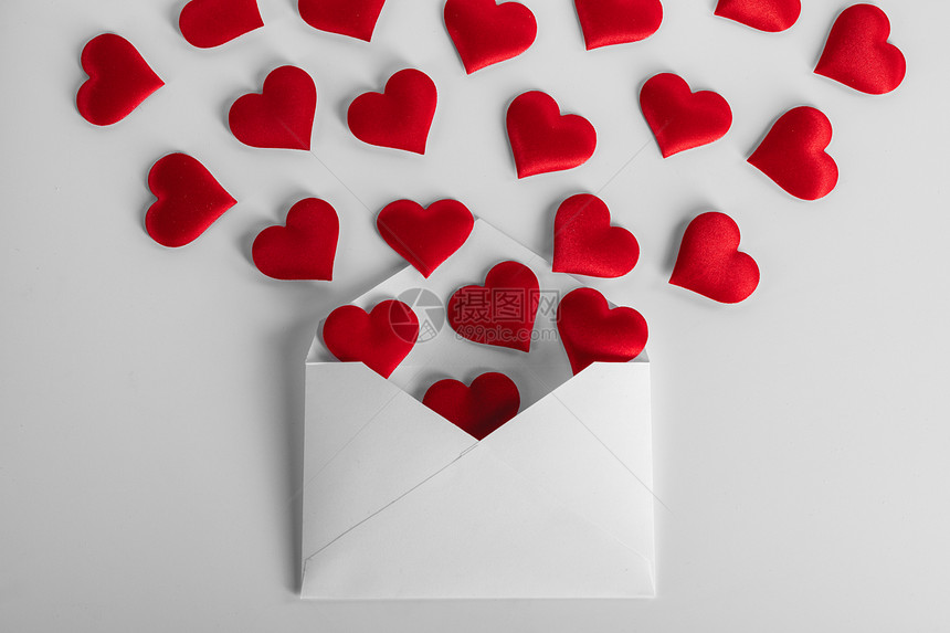 情人节情书,红心纸的信封白色的背景上散布情人节情书图片