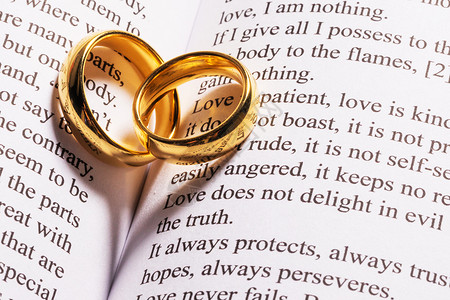 两个金色的结婚戒指神圣的圣经书上特写圣经书上的金色结婚戒指图片