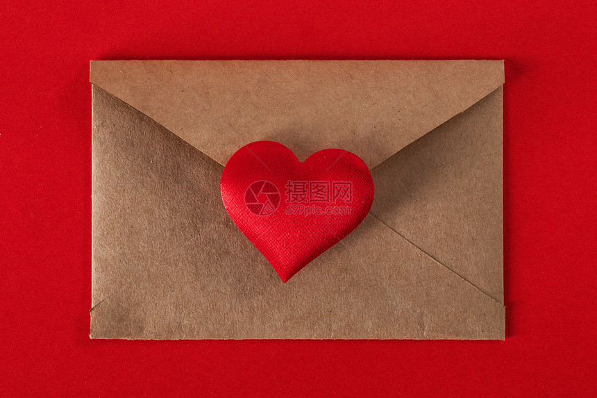 情人节情书,红色背景上红心的工艺纸信封情人节情书图片