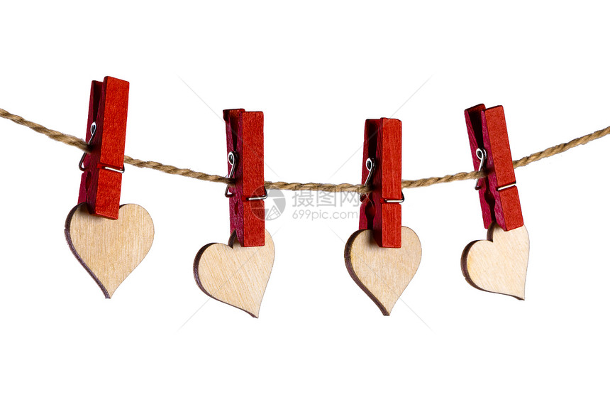 红色的衣服钉木制的心绳子上隔离白色的背景上情人节衣服钉心图片