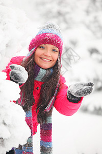 年轻开朗的女人冬天的公园玩雪球冬天的女人玩雪球图片