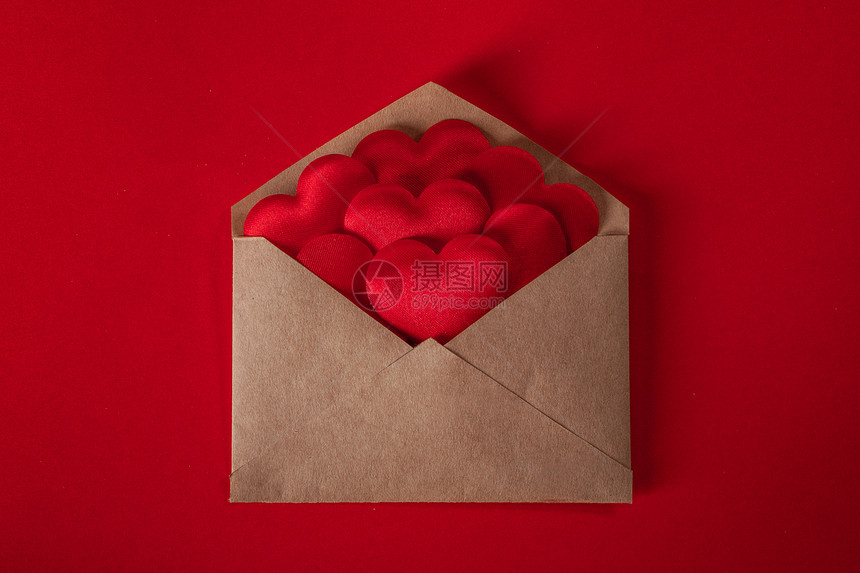 情人节情书,红心纸的信封堆红色的背景上情人节情书图片