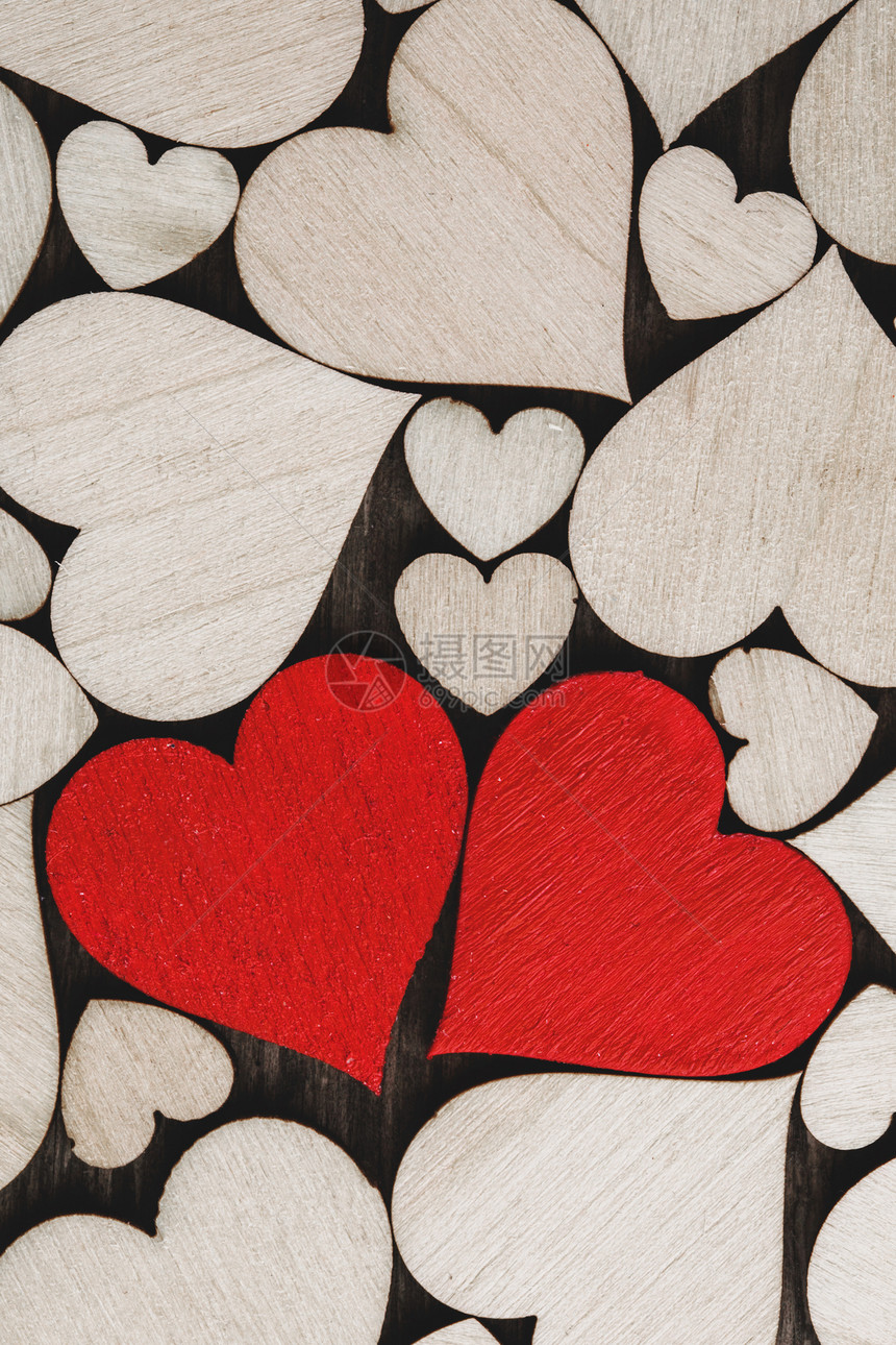 许多木制无色的心背景,两个红色的特殊的真爱木心背景图片