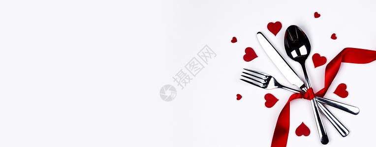 餐具套系丝带心隔开白色背景情人节浪漫晚餐浪漫的晚餐背景图片