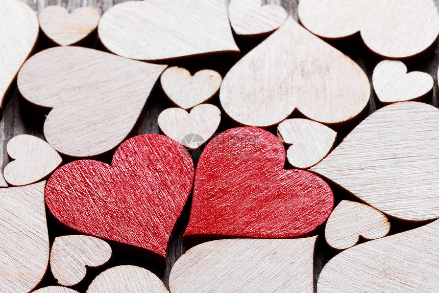 许多木制无色的心背景,两个红色的特殊的真爱木心背景图片