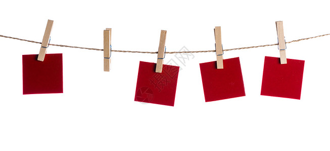4折标签套四张红色空白纸笔记,放根绳子上,衣架被隔离白色背景上空白笔记保存字符串隔离背景