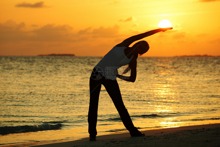 瑜伽女人的轮廓日落的天空海洋背景上日落瑜伽女人图片