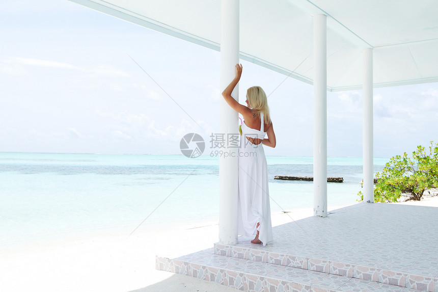 热带房子阳台上的女人阳台上的热带女人图片