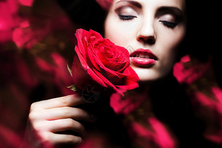 有魅力的女人手里着玫瑰图片
