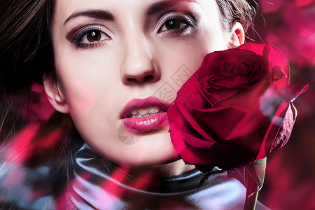 性感的女人手里着玫瑰图片