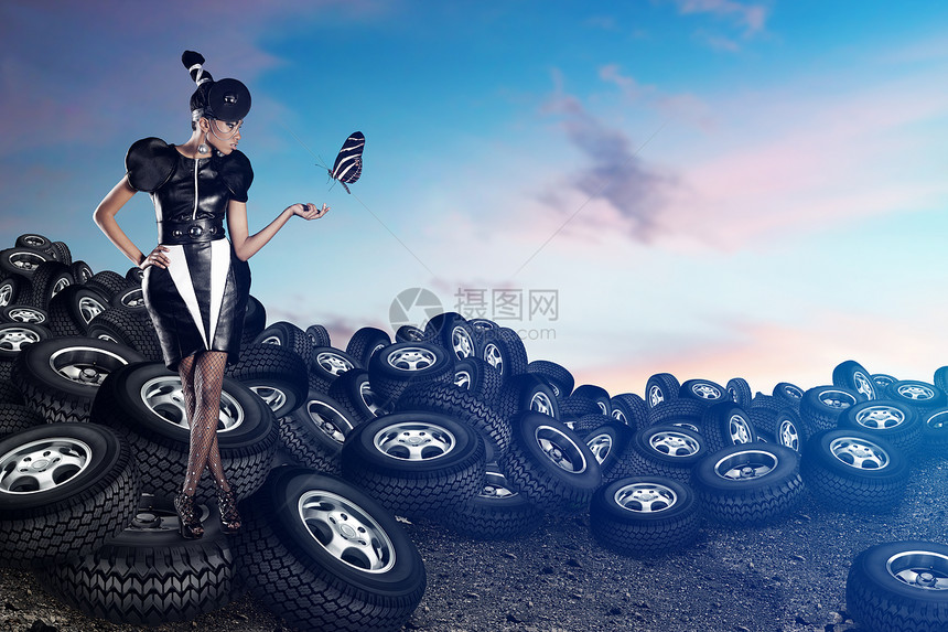 迷人的非洲女人蓝天上的轮胎上更好的苍蝇图片