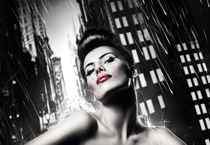 美丽的黑发女人,红唇雨天的城市图片