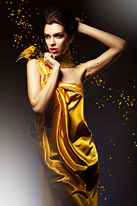 穿着黄色连衣裙鸟的有吸引力的女人图片