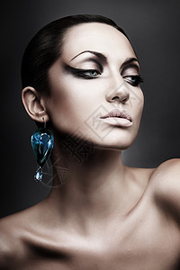 黑发女人戴钻石耳环的肖像图片