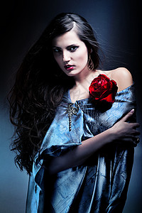 有吸引力的女人穿着灰色的布料红色的玫瑰图片