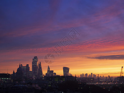 雄伟的黎明日出景观城市景观伦敦城市西克莱恩,沿着泰晤士河向东看图片