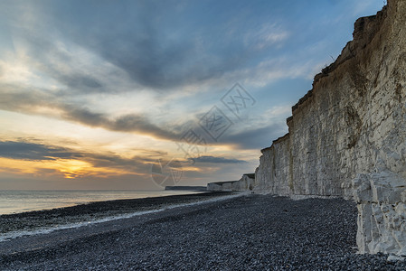 美丽的风景形象,白色粉笔悬崖与彩色充满活力的日落英国海岸图片
