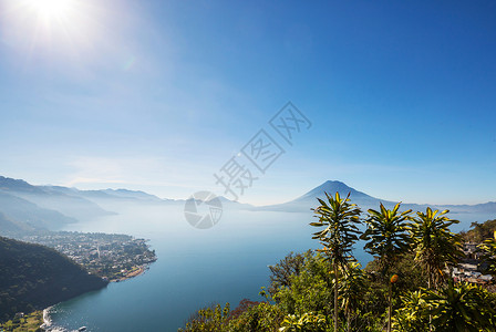 中美洲危地马拉高地美丽的阿蒂特兰湖火山图片