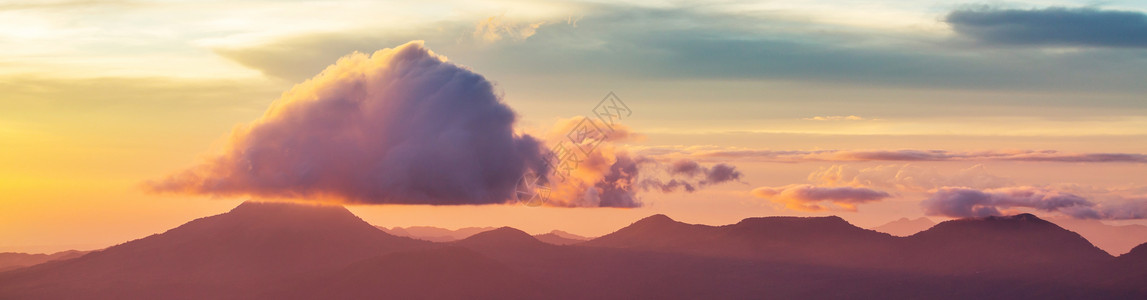 美丽的火山塞尔弗德国家公园萨尔瓦多日落背景图片