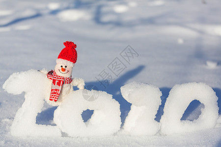 漂亮的雪人下雪的新年2020日期背景高清图片