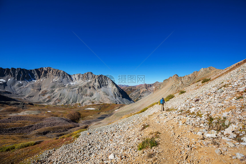 背包客秋天的山上徒步旅行图片