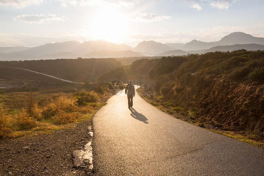 山上风景优美的道路旅行背景日出背景的人图片