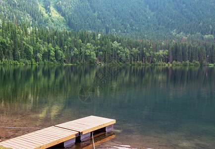 宁静山湖的木墩图片