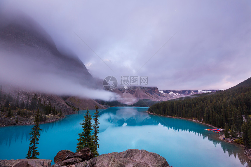 美丽的绿松石水域的冰碛湖,上面有白雪覆盖的山峰加大夫国家公园图片