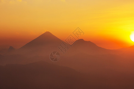 中美洲危地马拉美丽的火山景观背景图片